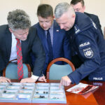 Kielce. Kampania „Narkotyki i dopalacze zabijają”. Na zdjęciu (od lewej): Krzysztof Słoń - senator Prawa i Sprawiedliwości, Bartłomiej Dorywalski - wicewojewoda świętokrzyski, inspektor Artur Bielecki - zastępca Komendanta Wojewódzkiego Policji w Kielcach / Jacek Korczyński / Świętokrzyski Urząd Wojewódzki w Kielcach