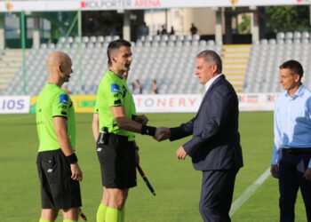 14.08.2015. 5. kolejka T-Mobile Ekstraklasy Korona Kielce - Cracovia Kraków. Trener gości Jacek Zieliński wita się z arbitrami przed spotkaniem / Kamil Król / Radio Kielce