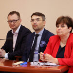 Kielce. Strajk nauczycieli - sztab kryzysowy w Urzędzie Miasta Kielce. Na zdjęciu (od lewej): Paweł Gągorowski - pełnomocnik prezydenta Kielc, Marcin Różycki - zastępca prezydenta Kielc, Danuta Papaj - pełnomocnik prezydenta Kielc / Urząd Miasta Kielce