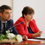 Kielce. Strajk nauczycieli - sztab kryzysowy w Urzędzie Miasta Kielce. Na zdjęciu: Marcin Różycki - zastępca prezydenta Kielc, Danuta Papaj - pełnomocnik prezydenta Kielc / Urząd Miasta Kielce