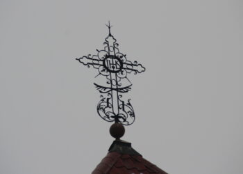 Odrestaurowany zabytkowy krzyż wieńczący dzwonnicę kościoła pw. św. Jana w Pińczowie / Marta Gajda / Radio Kielce
