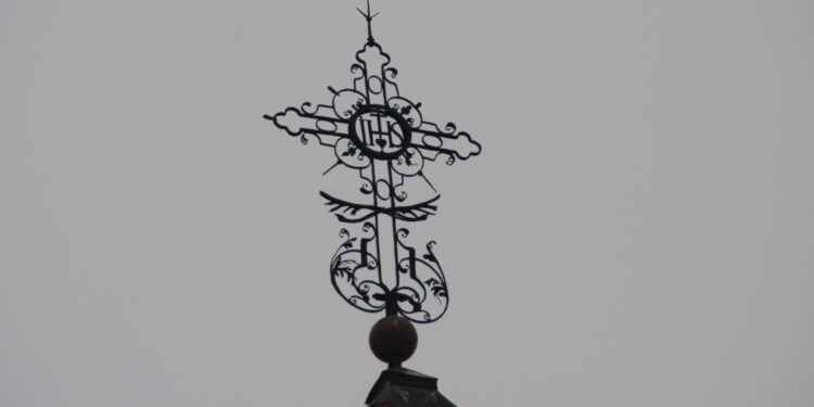Odrestaurowany zabytkowy krzyż wieńczący dzwonnicę kościoła pw. św. Jana w Pińczowie / Marta Gajda / Radio Kielce