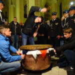 Iwaniska. Gra tarabaniarzy w nocy z Wielkiej Soboty na Niedzielę Wielkanocną / Emilia Sitarska / Radio Kielce