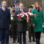 Od lewej: Mariusz Pasternak - przewodniczący Rady Powiatu w Ostrowcu, Agnieszka Rogalińska - członek zarządu powiatu ostrowieckiego, Andrzej Jabłoński - wicestarosta ostrowiecki / Emilia Sitarska / Radio Kielce