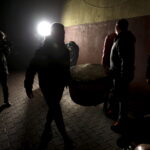 27.03.2016 Iwaniska. Bija w taraban obwieszczając mieszkańcom Zmartwychwstanie. / Jarosław Kubalski / Radio Kielce