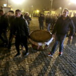 27.03.2016 Iwaniska. Bija w taraban obwieszczając mieszkańcom Zmartwychwstanie. / Jarosław Kubalski / Radio Kielce