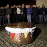 27.03.2016 Iwaniska. Bija w taraban obwieszczając mieszkańcom Zmartwychwstanie. / Jarosław Kubalski / Radio Kielce