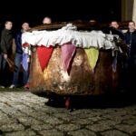 27.03.2016 Iwaniska. Bija w taraban obwieszczając mieszkańcom Zmartwychwstanie. / Jarosław Kubalski / Radio Kielce