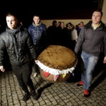 27.03.2016 Iwaniska. Bija w taraban obwieszczając mieszkańcom Zmartwychwstanie. / Jarosław Kubalski / Radio Kielce