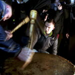 27.03.2016 Iwaniska. Bija w taraban obwieszczając mieszkańcom Zmartwychwstanie. / Jarosław Kubalski / Radio Kielce