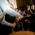 27.03.2016 Iwaniska. Bija w taraban obwieszczając mieszkańcom Zmartwychwstanie. / Jarosław Kubalski / Radio Kielce