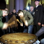 27.03.2016 Iwaniska. Bija w taraban obwieszczając mieszkańcom Zmartwychwstanie. / Jarosław Kubalski / Radio Kielce