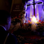 27.03.2016 Iwaniska. Bija w taraban obwieszczając mieszkańcom Zmartwychwstanie. / Jarosław Kubalski / Radio Kielce