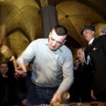 27.03.2016 Iwaniska. Bija w taraban obwieszczając mieszkańcom Zmartwychwstanie. / Jarosław Kubalski / Radio Kielce