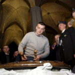 27.03.2016 Iwaniska. Bija w taraban obwieszczając mieszkańcom Zmartwychwstanie. / Jarosław Kubalski / Radio Kielce