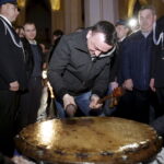 27.03.2016 Iwaniska. Bija w taraban obwieszczając mieszkańcom Zmartwychwstanie. / Jarosław Kubalski / Radio Kielce