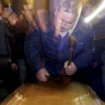 27.03.2016 Iwaniska. Bija w taraban obwieszczając mieszkańcom Zmartwychwstanie. / Jarosław Kubalski / Radio Kielce