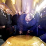 27.03.2016 Iwaniska. Bija w taraban obwieszczając mieszkańcom Zmartwychwstanie. / Jarosław Kubalski / Radio Kielce