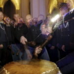 27.03.2016 Iwaniska. Bija w taraban obwieszczając mieszkańcom Zmartwychwstanie. / Jarosław Kubalski / Radio Kielce