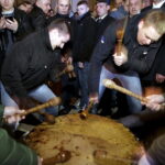 27.03.2016 Iwaniska. Bija w taraban obwieszczając mieszkańcom Zmartwychwstanie. / Jarosław Kubalski / Radio Kielce