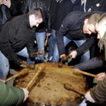 27.03.2016 Iwaniska. Bija w taraban obwieszczając mieszkańcom Zmartwychwstanie. / Jarosław Kubalski / Radio Kielce