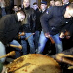 27.03.2016 Iwaniska. Bija w taraban obwieszczając mieszkańcom Zmartwychwstanie. / Jarosław Kubalski / Radio Kielce