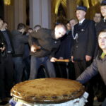 27.03.2016 Iwaniska. Bija w taraban obwieszczając mieszkańcom Zmartwychwstanie. / Jarosław Kubalski / Radio Kielce