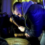 27.03.2016 Iwaniska. Bija w taraban obwieszczając mieszkańcom Zmartwychwstanie. / Jarosław Kubalski / Radio Kielce