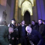 27.03.2016 Iwaniska. Bija w taraban obwieszczając mieszkańcom Zmartwychwstanie. / Jarosław Kubalski / Radio Kielce