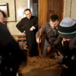 27.03.2016 Iwaniska. Bija w taraban obwieszczając mieszkańcom Zmartwychwstanie. / Jarosław Kubalski / Radio Kielce