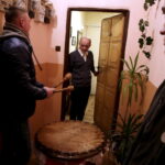 27.03.2016 Iwaniska. Bija w taraban obwieszczając mieszkańcom Zmartwychwstanie. / Jarosław Kubalski / Radio Kielce