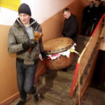 27.03.2016 Iwaniska. Bija w taraban obwieszczając mieszkańcom Zmartwychwstanie. / Jarosław Kubalski / Radio Kielce