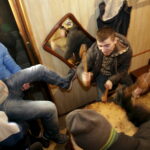 27.03.2016 Iwaniska. Bija w taraban obwieszczając mieszkańcom Zmartwychwstanie. / Jarosław Kubalski / Radio Kielce