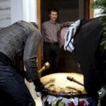 27.03.2016 Iwaniska. Bija w taraban obwieszczając mieszkańcom Zmartwychwstanie. / Jarosław Kubalski / Radio Kielce