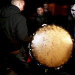 27.03.2016 Iwaniska. Bija w taraban obwieszczając mieszkańcom Zmartwychwstanie. / Jarosław Kubalski / Radio Kielce