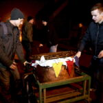 27.03.2016 Iwaniska. Bija w taraban obwieszczając mieszkańcom Zmartwychwstanie. / Jarosław Kubalski / Radio Kielce