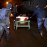 27.03.2016 Iwaniska. Bija w taraban obwieszczając mieszkańcom Zmartwychwstanie. / Jarosław Kubalski / Radio Kielce