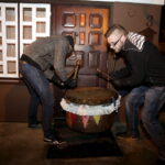 27.03.2016 Iwaniska. Bija w taraban obwieszczając mieszkańcom Zmartwychwstanie. / Jarosław Kubalski / Radio Kielce