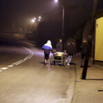 27.03.2016 Iwaniska. Bija w taraban obwieszczając mieszkańcom Zmartwychwstanie. / Jarosław Kubalski / Radio Kielce