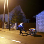 27.03.2016 Iwaniska. Bija w taraban obwieszczając mieszkańcom Zmartwychwstanie. / Jarosław Kubalski / Radio Kielce