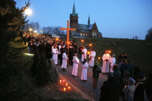 02.04.2019 Masłów. Droga Krzyżowa w rocznicę śmierci Jana Pawła II / Jarosław Kubalski / Radio Kielce