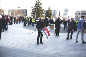 04.04.2019 Kielce. "Solidarność" manifestuje przed ŚUW / Jarosław Kubalski / Radio Kielce