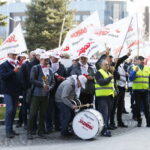 04.04.2019 Kielce. "Solidarność" manifestuje przed ŚUW / Jarosław Kubalski / Radio Kielce