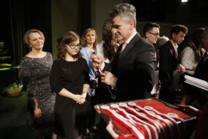 04.04.2019 Kielce. Najlepsi gimnazjaliści i uczniowie klasy ósmej w WDK. Podsumowanie konkursów przedmiotowych. Medale wręczył senator Krzysztof Słoń / Jarosław Kubalski / Radio Kielce