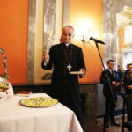 09.04.2019 Kielce. WDK. Wojewoda Agata Wojtyszek spotkała się przy świątecznym stole z przedstawicielami środowisk kombatanckich oraz działaczami opozycji antykomunistycznej. Biskup Marian Florczyk / Jarosław Kubalski / Radio Kielce