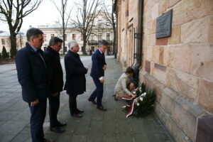 09.04.2019 Kielce. Uroczystości upamiętniające ofiary katastrofy smoleńskiej. Kwiaty składają radny Jarosław Karyś, przewodniczący sejmiku Andrzej Pruś, poseł Krzysztof Lipiec, senator Krzysztof Słoń i wojewoda Agata Wojtyszek / Jarosław Kubalski / Radio Kielce