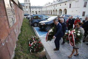 09.04.2019 Kielce. Uroczystości upamiętniające ofiary katastrofy smoleńskiej. Kwiaty składają radny Jarosław Karyś, przewodniczący sejmiku Andrzej Pruś, poseł Krzysztof Lipiec, senator Krzysztof Słoń i wojewoda Agata Wojtyszek / Jarosław Kubalski / Radio Kielce