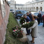 09.04.2019 Kielce. Uroczystości upamiętniające  ofiary katastrofy smoleńskiej. Kwiaty składają radny Jarosław Karyś, przewodniczący sejmiku Andrzej Pruś, poseł Krzysztof Lipiec, senator Krzysztof Słoń i wojewoda Agata Wojtyszek / Jarosław Kubalski / Radio Kielce