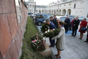 09.04.2019 Kielce. Uroczystości upamiętniające ofiary katastrofy smoleńskiej. Kwiaty składają radny Jarosław Karyś, przewodniczący sejmiku Andrzej Pruś, poseł Krzysztof Lipiec, senator Krzysztof Słoń i wojewoda Agata Wojtyszek / Jarosław Kubalski / Radio Kielce