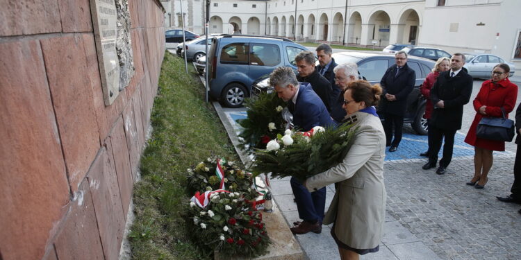 09.04.2019 Kielce. Uroczystości upamiętniające  ofiary katastrofy smoleńskiej. Kwiaty składają radny Jarosław Karyś, przewodniczący sejmiku Andrzej Pruś, poseł Krzysztof Lipiec, senator Krzysztof Słoń i wojewoda Agata Wojtyszek / Jarosław Kubalski / Radio Kielce